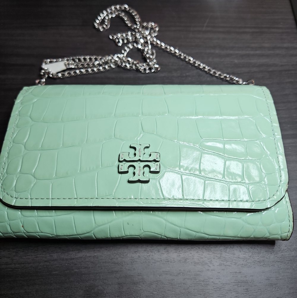 Tory Burch Robinson Croc-Embossed Chain Wallet Green